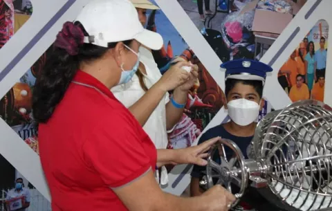 Niños volverán a sacar las balotas en sorteos de la lotería; deberán estar vacunados contra la covid-19
