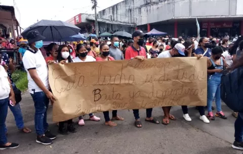 Estudiantes y docentes de seis colegios de Arraiján protestan exigiendo reparaciones y nombramientos