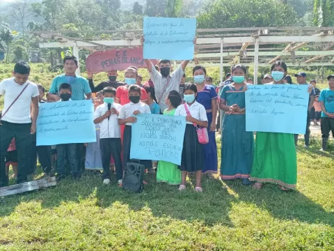 ¡Inconcebible! Estudiantes reciben clases en el patio de una escuela rancho en Veraguas