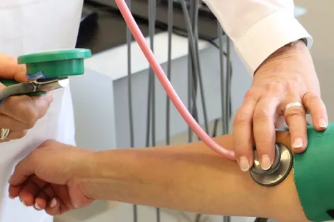 ¿Sufres de hipertensión? Conoce qué alimentos pueden ayudarte a controlar este padecimiento 