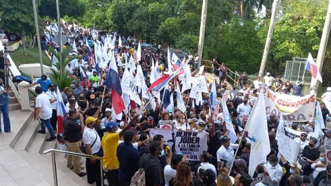Simpatizantes de Realizando Metas protestan por irregularidades cometidas por la magistrada  María Eugenia López