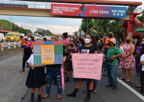  Comunidad educativa de escuela en Santiago de Veraguas cierra la vía Interamericana  