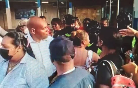 Se registran forcejeos entre padres de familia y policías en escuela colonense 