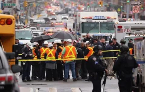 Tiroteo en el metro de Nueva York deja varios heridos, según medios locales