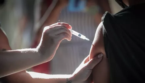 Vacuna covid puede dar síntomas menstruales en personas de identidad diversa