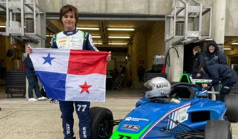 Panameño Valentino Mini debuta en la Fórmula 4 Francesa