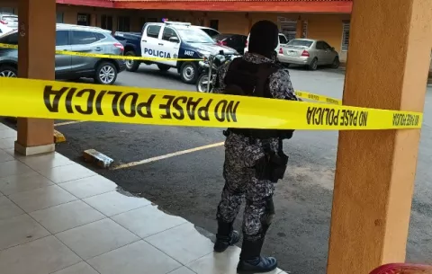 Roban a mano armada en un local comercial de Santiago
