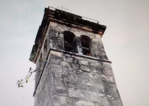  Abejas africanizadas impiden la limpieza de la Torre de la Catedral San José de David 