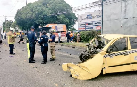 Taxi choca de frente contra metrobús; hay un muerto y más de 10 heridos