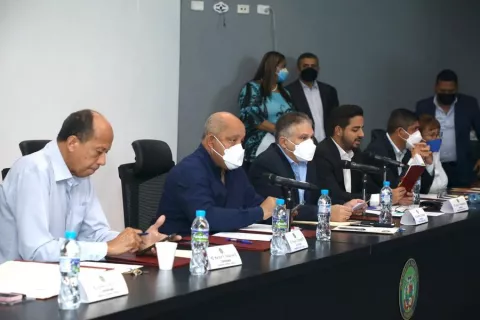 Partidarios de proyecto que crea fideicomiso frente a altos costos de los combustibles piden su sanción