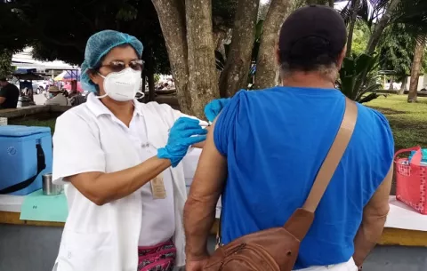 Cuarta dosis ayuda a disminuir muertes y la necesidad de usar un respirador mecánico