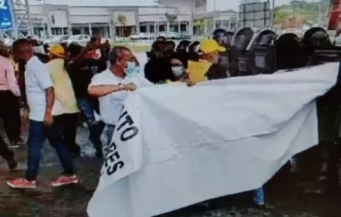 Enfrentamientos entre miembros de la CUCO y la Policía  en los Cuatro Altos de Colón 
