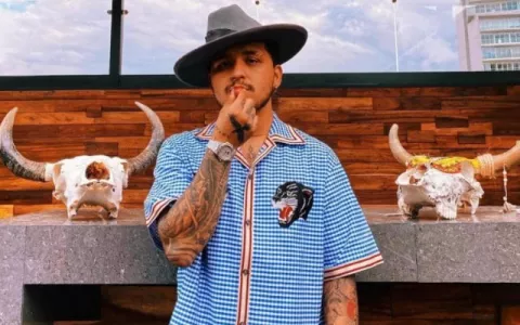 Christian Nodal sufrió una aparatosa caída durante una presentación en Guatemala