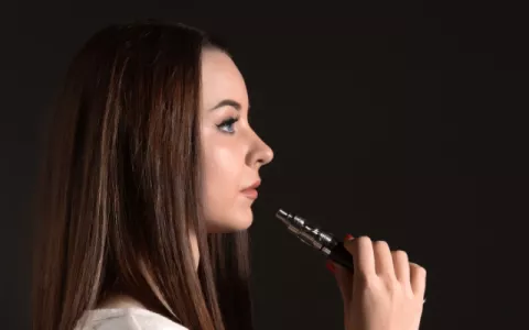 Combinar cigarrillos electrónicos y tabaco no reduce el riesgo cardiovascular
