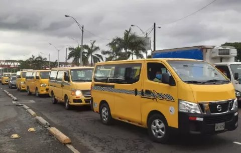 Transportistas colegiales aseguran cumplir con su parte para evitar contagios de covid-19