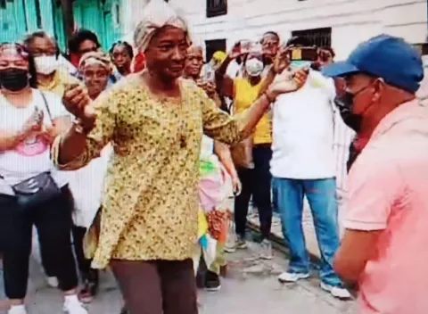 Colonenses siguen las protestas, esta vez con bailes congos frente a la Gobernación 
