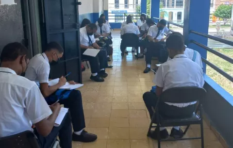 Hacinamiento y falta de trabajadores manuales acelera covid-19 en escuelas