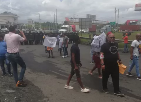 Tráfico lento en la vía de los Cuatro Altos en Colón, por caminatas de miembros de CUCO 