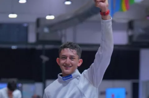 Isaac Dorati,  festeja su oro para Panamá en esgrima en los Juegos Rosario 2022