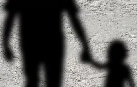 Enfermera ayuda a joven a escapar del abuso de su padre; era violada desde los 8 años