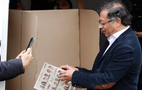 Fue a votar y dejó la cédula en casa, Gustavo Petro protagoniza la anécdota electoral en Colombia
