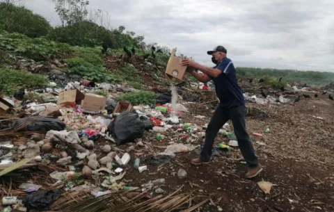 Destruyen miles de productos vencidos, decomisados en varios comercios de Herrera