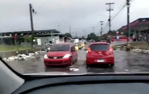 Con fuertes lluvias, inundaciones y potabilizadoras paralizadas amaneció la capital y otros sectores