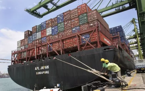 Un sector logístico global al límite deja en Centroamérica alza de precios