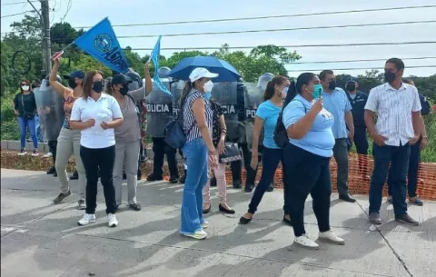 Docentes santeños se manifiestan y no descartan una paralización de clases