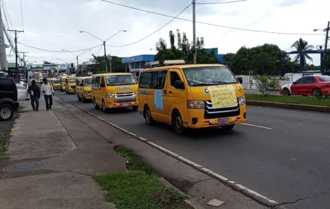 Conductores de busitos colegiales de Arraiján y La Chorrera protestan por el alza del combustible