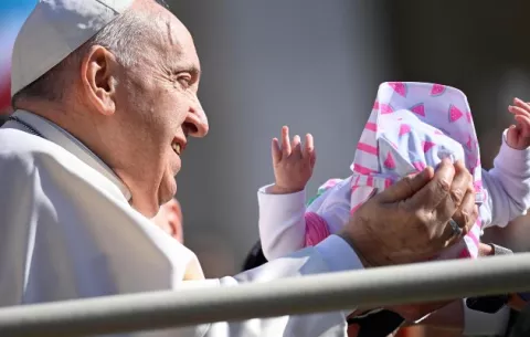 Francisco vuelve a tocar el tema de la maternidad y la falta de hijos, ¿qué dijo el papa?