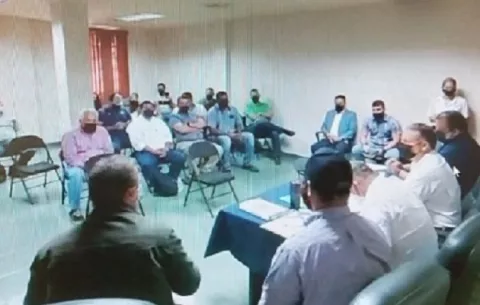 Transportistas debaten si reabren el paso a los vehículos de carga en Paso Canoas  
