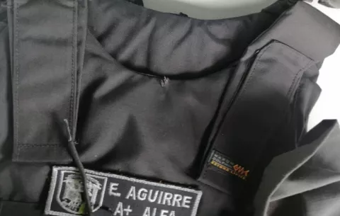 Así quedaron el chaleco y el escudo del policía herido durante las protestas en Colón