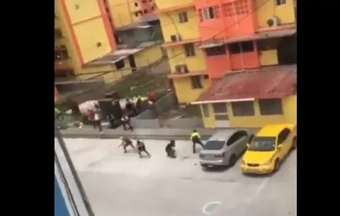 Unidad de la Policía Nacional herido de gravedad en protestas en La Feria de Colón 