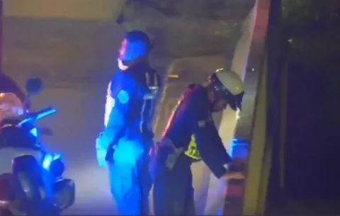 'Sentía que se me iba a ir', el duro relato de los policías que salvaron a una joven de lanzarse al vacío