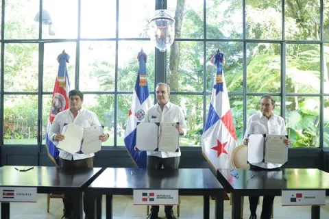 Cortizo y dos ministros asisten a toma de posesión de presidente en Costa Rica