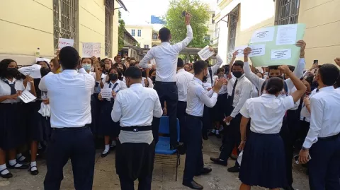 Aguiluchos protestan dentro del plantel por mejores condiciones para dar clases