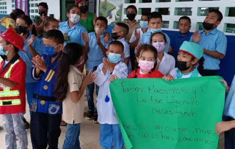 Comunidad educativa de El Llanillo en Veraguas cierran vía Soná-Santiago