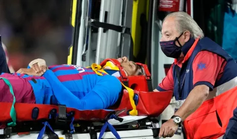 Ronald Araujo se recupera de golpe en la cabeza, en triunfo del Barcelona 