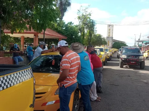 Transportistas de Ocú realizan paro de advertencia por alza del combustible 