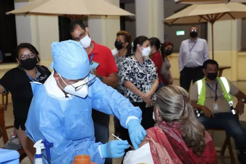 Vacunan contra covid-19 e influenza a funcionarios del Mingob
