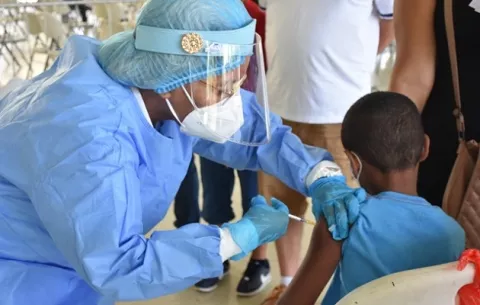 La mayoría de los niños afectados con hepatitis aguda grave no recibió la vacuna contra la covid-19 