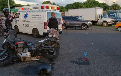Conductor le tira el auto a un policía de tránsito en Veraguas y se da a la fuga