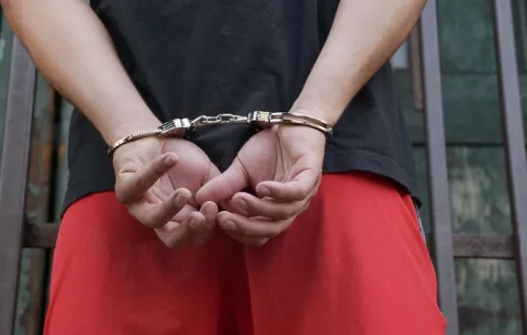 Detienen a asiático que presuntamente obligaba a su hija a practicarle sexo oral