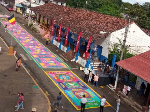 Despliegan coloridas alfombras en La Villa y Parita por fiestas del Corpus Christi