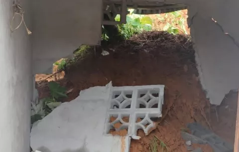 Alud de tierra derriba la pared de una vivienda en Quebrada Bonita, Colón 
