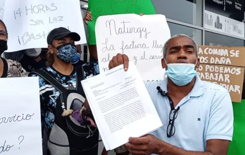 Residentes de dos barriadas de Arraiján protestan por los constantes apagones 