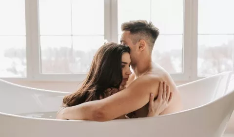 Beneficios de tomar un baño con la pareja