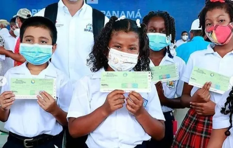 Ifarhu mantendrá pago electrónico de becas; ha ahorrado hasta $4 millones en gastos