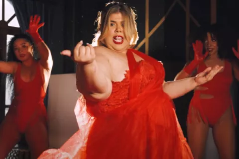 Brithany Ryce lanzó su primer tema musical, 'Corazón de acero', con 'videoclip' incluido 